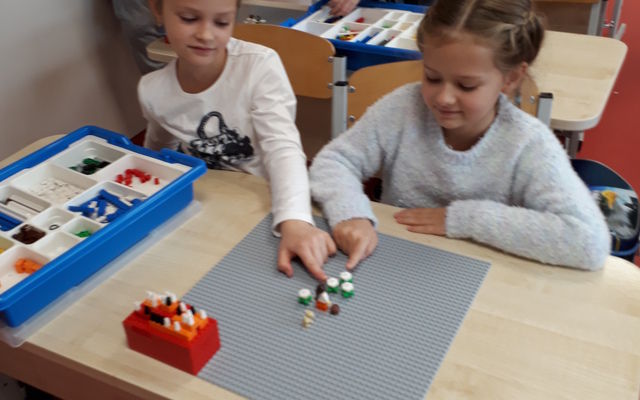 1a klasės mokiniai mokosi žaisdami Lego