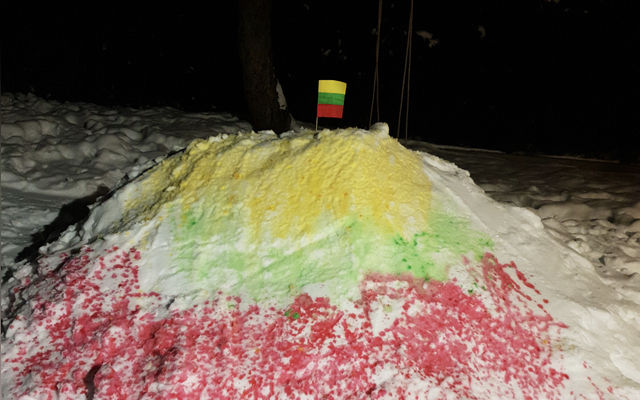 Piešiniai ant sniego Vasario 16-ajai