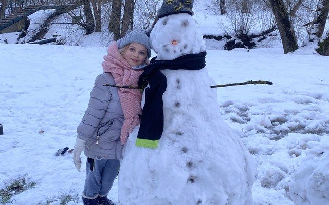 1a kl. mokiniai džiaugiasi žiema