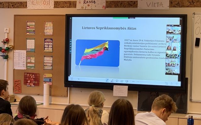 4 b, 4 c, ir 4 d klasių mokiniai dalyvavo viktorinoje, skirtoje Vasario 16-ąjai dienai paminėti