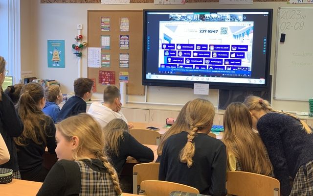 4 b, 4 c, ir 4 d klasių mokiniai dalyvavo viktorinoje, skirtoje Vasario 16-ąjai dienai paminėti