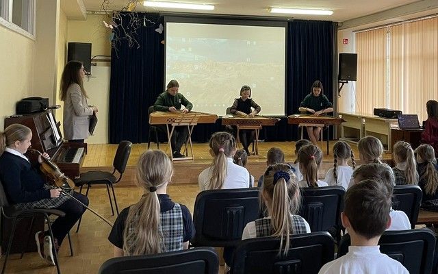 1 c ir 1 d kl. mokiniai dalyvavo Kauno „Vyturio" gimnazijos mokytojų ir mokinių koncerte