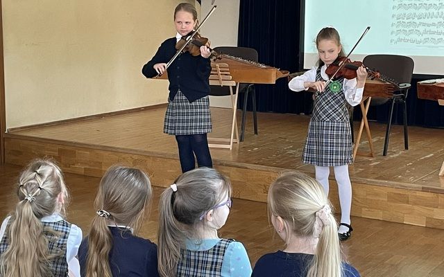 1 c ir 1 d kl. mokiniai dalyvavo Kauno „Vyturio" gimnazijos mokytojų ir mokinių koncerte