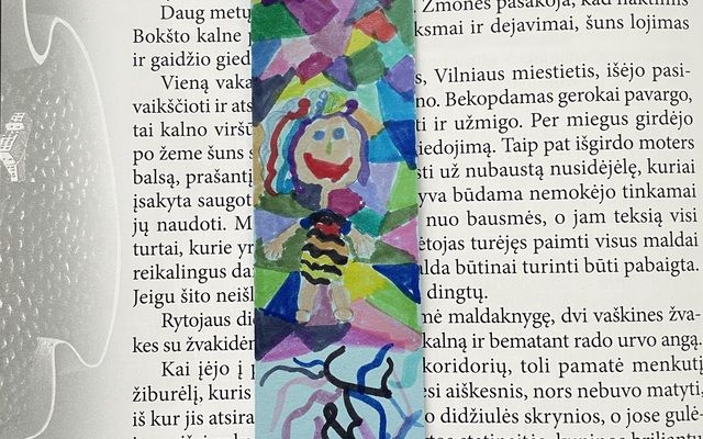 Knygos taip pat mėgsta puoštis!