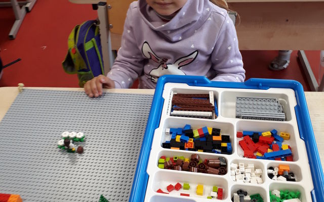 1a klasės mokiniai mokosi žaisdami Lego