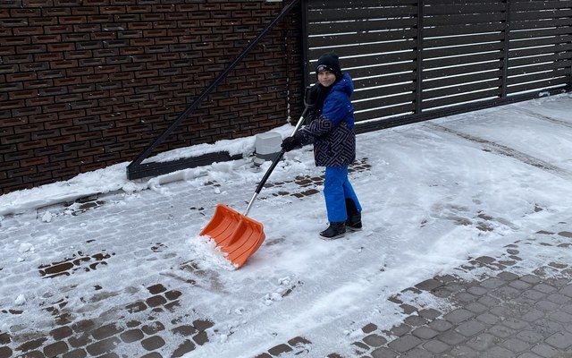1a kl. mokiniai džiaugiasi žiema