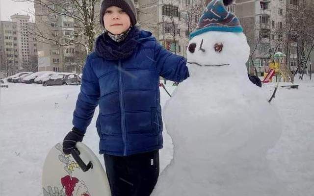 1a kl. mokiniai džiaugiasi žiema