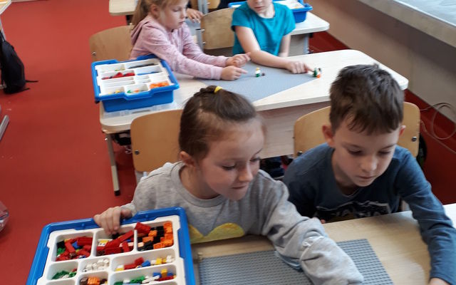 1a klasės mokiniai mokosi žaisdami Lego