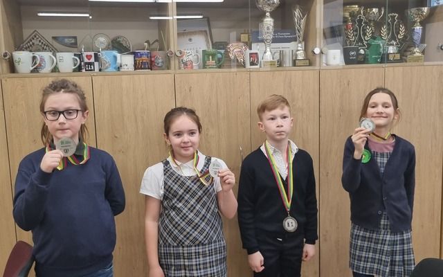 Mokyklos komanda šachmatų varžybose užėmė 2 vietą!