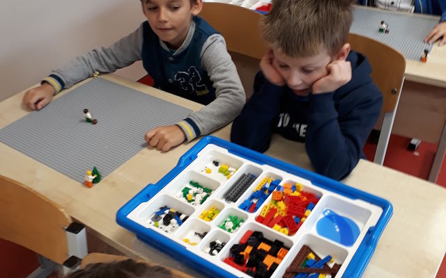 1a klasės mokiniai mokosi žaisdami Lego