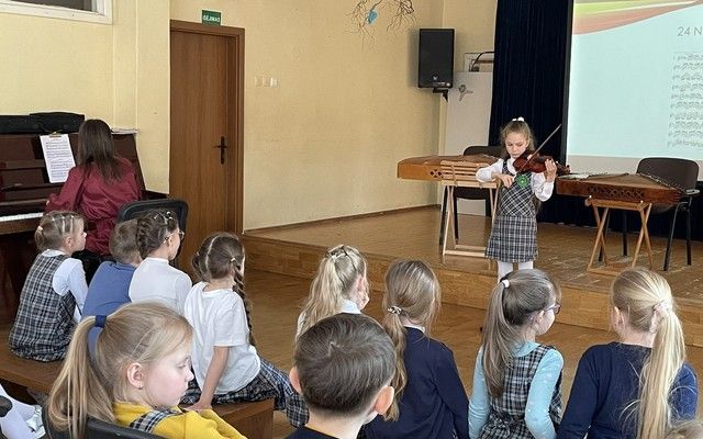 1 c ir 1 d kl. mokiniai dalyvavo Kauno „Vyturio" gimnazijos mokytojų ir mokinių koncerte